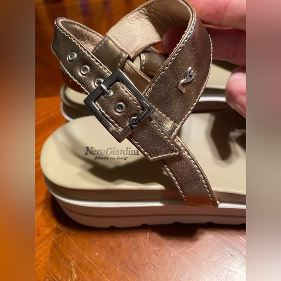 NeroGiardini Womens Size 37 (US 7) Leather Metallic Gold Flatform Sandals - Picture 14 of 16